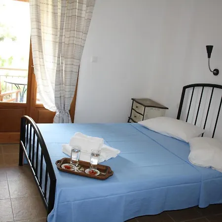 In Studio - Amorani Is A Few Steps From The Bus Stop, 200m From The Square Of Quain Penzion Batsi
