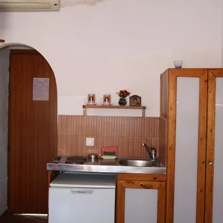 In Studio - Amorani Is A Few Steps From The Bus Stop, 200m From The Square Of Quain Batsi (Andros)